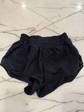 lululemon athletica Hotty Hot Low Rise shorts 2.5”